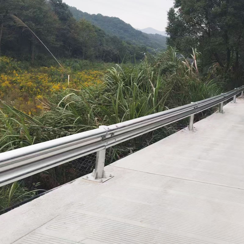 Guardrail ondulato zincato